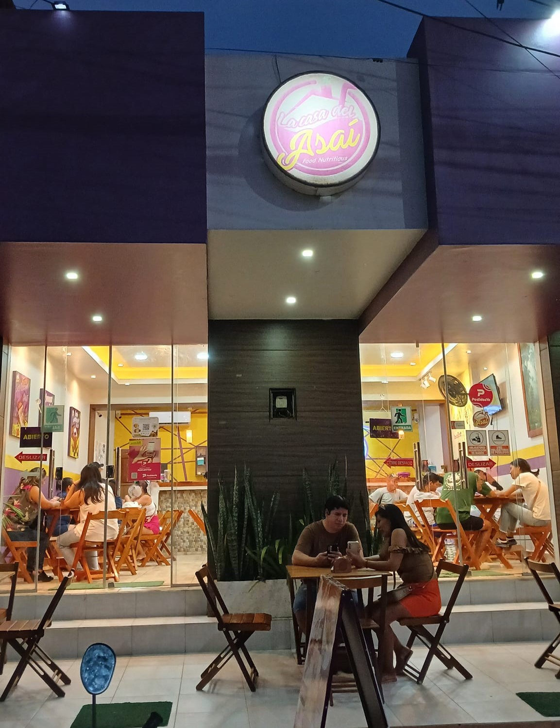 Fachada iluminada de La Casa del Asaí